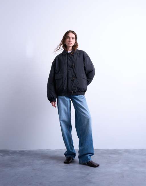 Topshop - Oversized gewatteerd hybrid bomberjack met houtje-touwtje-sluiting in zwart, 2 van 4