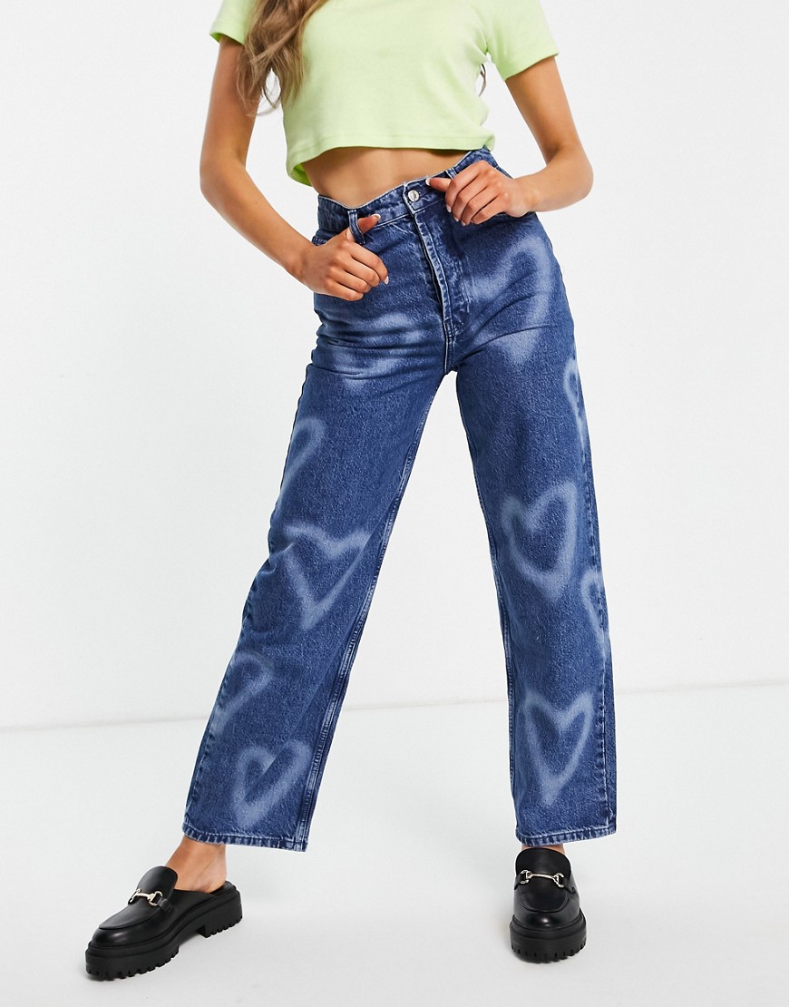 Topshop - Oversized mom jeans van gerecyclede katoenmix met gebleekte harten in middenblauw