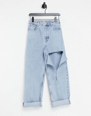 TOPSHOP OVERSIZED MOM JEANS WITH RIP IN BLEACH-BLUES