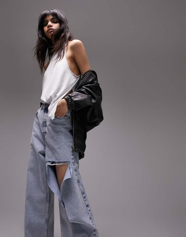 Topshop - oversized mom jeans with rip in bleach