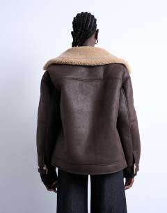 Model wearing Oversized shearling aviator in chocolate