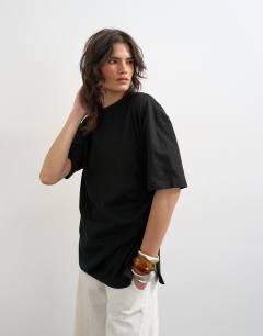 Oversized tee with knot hem in black