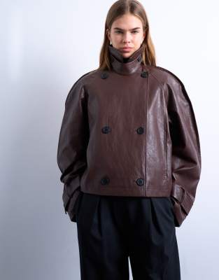 Topshop - Ovoid - Kurzer Trenchcoat aus Kunstleder in Braun mit oval geschnittenen Ärmeln-Brown