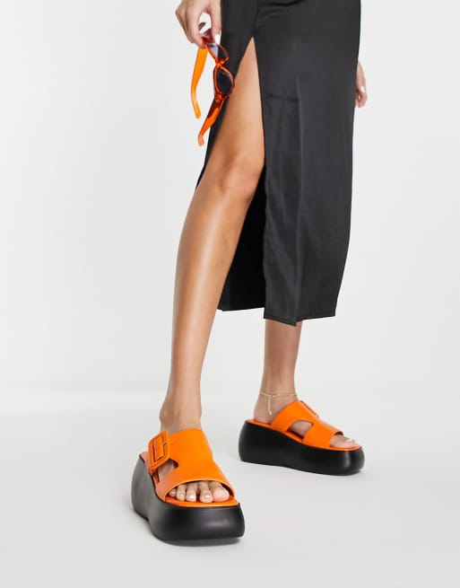 Topshop – Palma – Klobige Pantoletten in Orange mit flacher Plateausohle und Schnalle