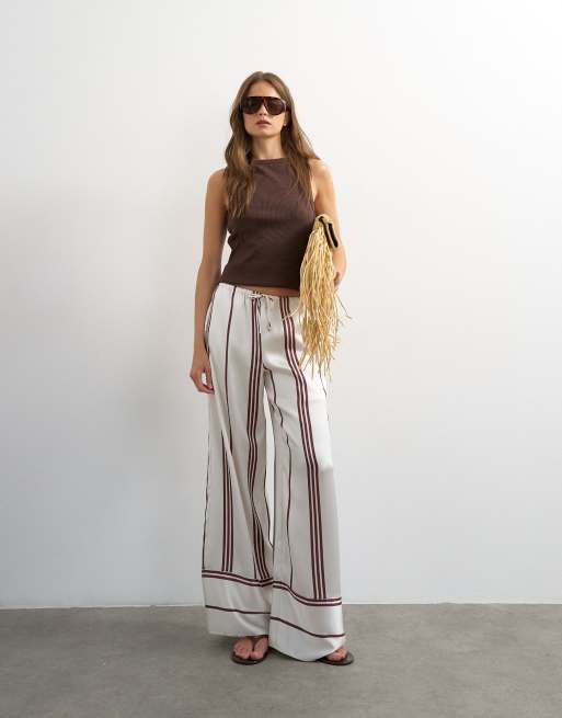 Topshop - Pantalon ample d'ensemble en satin rayé avec liens noués à la taille - Ivoire et chocolat, 2 de 5