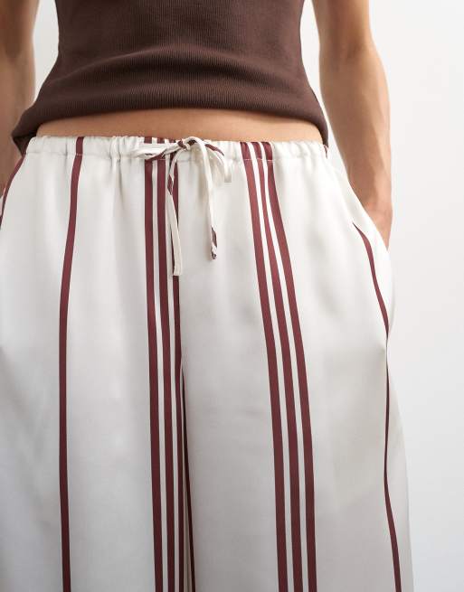 Topshop - Pantalon ample d'ensemble en satin rayé avec liens noués à la taille - Ivoire et chocolat, 3 de 5