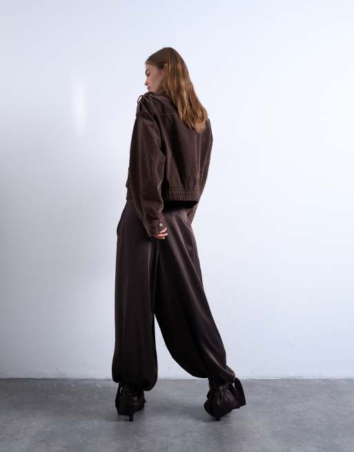 Topshop - Pantalon bouffant en satin avec chevilles resserrées et taille haute - Marron, 4 de 5