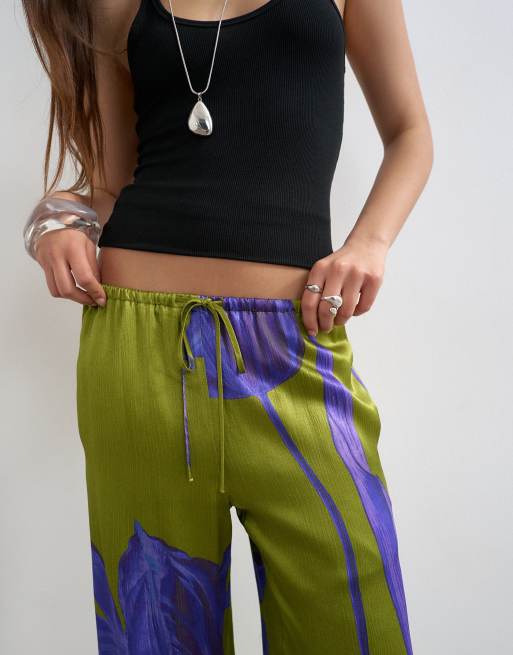 Topshop - Pantalon large en satin noué à la taille - Vert à fleurs violettes, 4 de 5