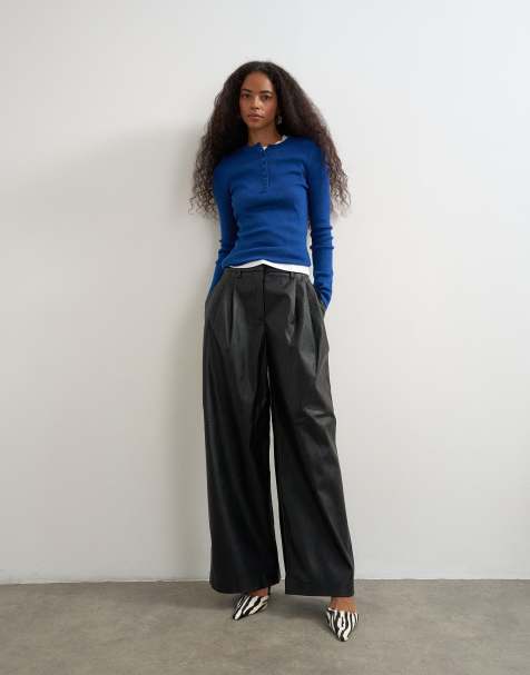 Topshop - pantalón plisado de piel sintética en negro - view 1