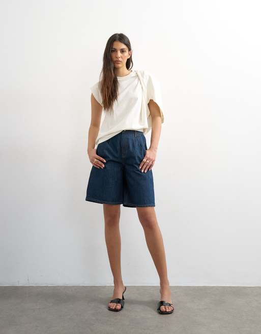Topshop - Pantaloncini in denim taglio lungo a pieghe indaco risciacquato