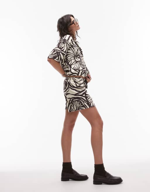 Topshop - Pantaloncini marroni in spugna con stampa a fiori in coordinato