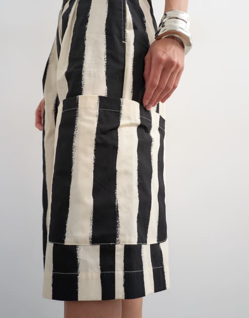 Topshop - Pantalones cortos cargo a rayas monocromáticas estilo bermudas de corte alargado, 2 de 5
