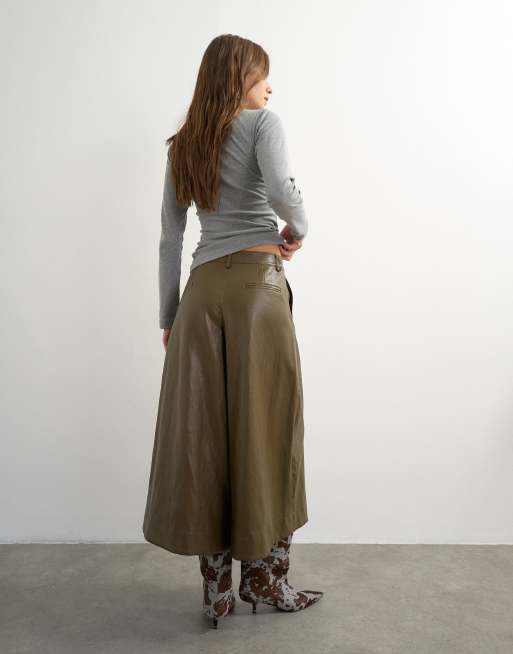 Topshop pantalones culotte de efecto piel evasé en caqui, 5 de 5