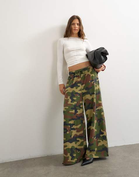 Topshop pantalones jogger de camuflaje de talle medio en caqui - view 1