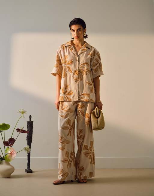 Topshop - Pantaloni a vita bassa marroni in lino con dettagli cuciti a fiori in coordinato