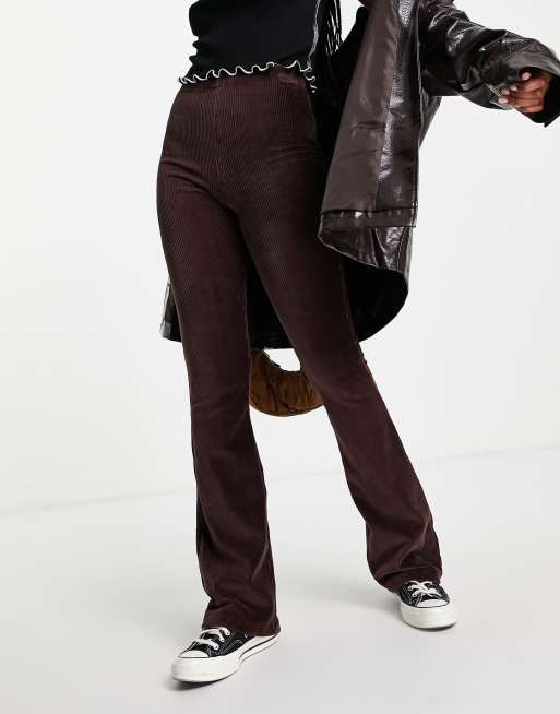 Topshop - Pantaloni a zampa in velluto a coste elasticizzato color cioccolato