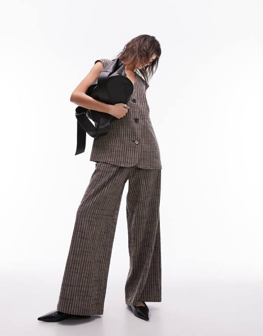 Topshop - Pantaloni con fondo ampio in lino a pieghe marroni a righe in coordinato