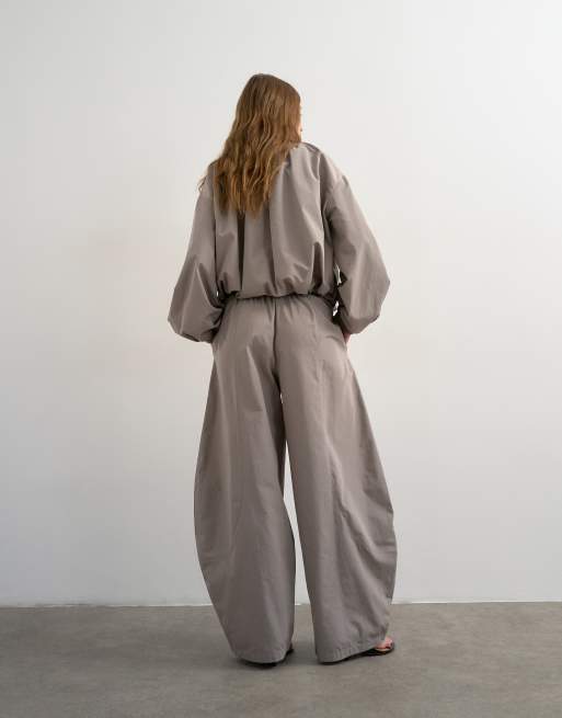 Topshop - Pantaloni in nylon leggeri ovoidali grigi in coordinato, 5 di 5