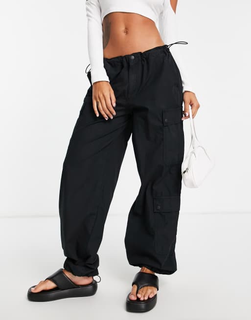 Topshop - Parachute cargobroek met halfhoge taille, ballonpijpen, utilityzakken in zwarte wassing