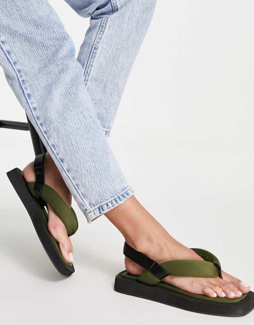 Topshop – Paris – Zehenstegsandalen in Khaki mit wattiertem Riemchen