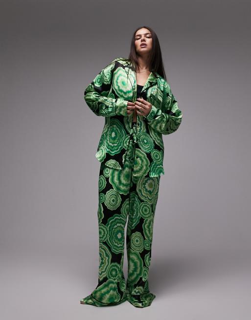 Topshop – Paspelierter Satin-Pyjama mit Hemd und Hose in Grün geblümt 