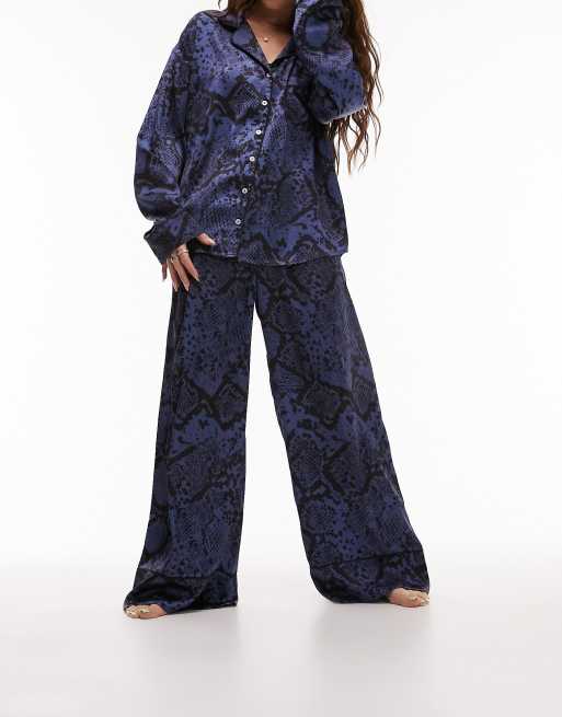 Topshop – Paspelierter Satin-Pyjama mit Hemd und Hose in Marineblau mit Schlangenmuster, 4 von 4