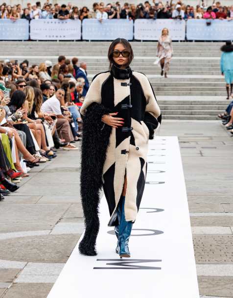 Topshop – Patchwork-Mantel aus Teddyfell in Schwarz mit Longline-Schnitt und ovalen Ärmeln - view 1