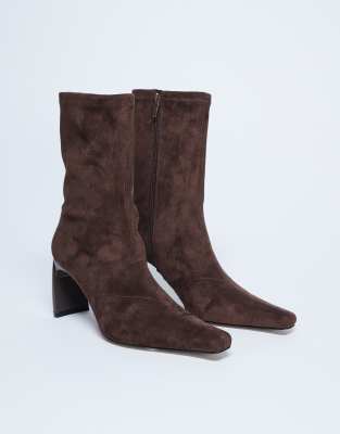 Topshop - Pearl - Ankle-Boots aus Wildlederimitat in Schokobraun mit spitzer Zehenpartie-Brown