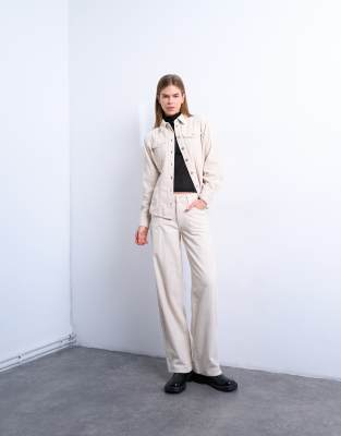 Topshop - Perlweiße Cord-Jeans mit niedrigem Bund und Schnallenriemen