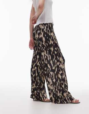 abstract leopard print plisse pants in mono-Black