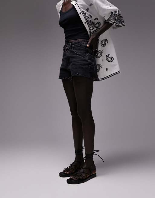 Topshop Petite – Bleksvarta shorts i a-linjeformad mom-modell