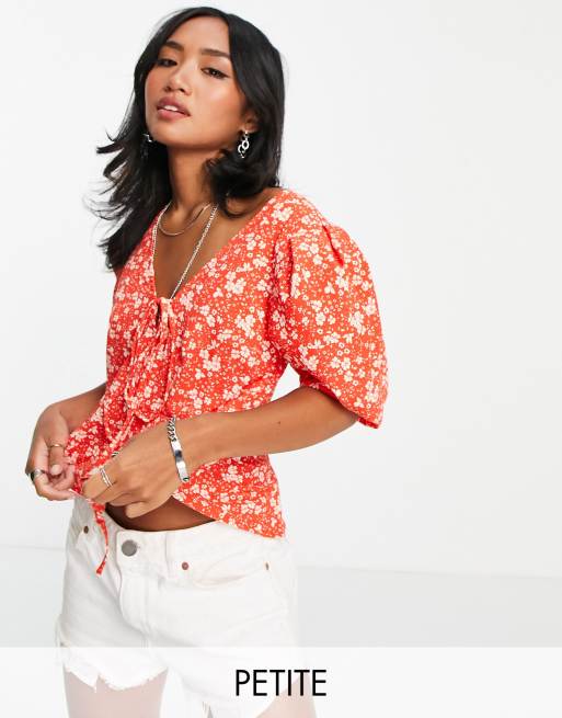 Topshop Petite - Blouse nouée sur le devant à petites fleurs et manches bouffantes - Rouge