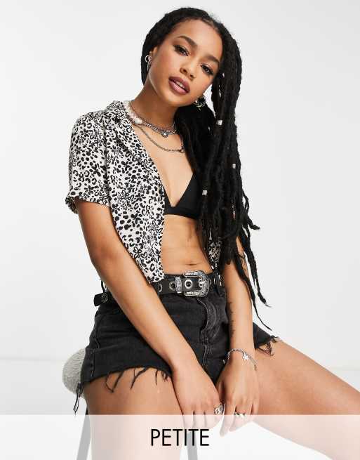 Topshop Petite - Camicia a maniche corte in raso con stampa animalier multicolore
