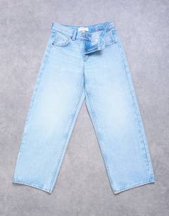 Model wearing Cinch low rise relaxed jean in bleach