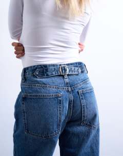 Model wearing Petite Cinch low rise relaxed jean in mid blue
