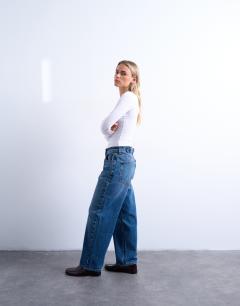 Model wearing Petite Cinch low rise relaxed jean in mid blue