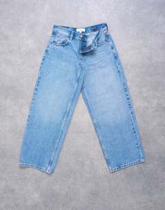 Model wearing Cinch low rise relaxed jean in vintage blue