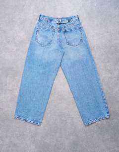 Model wearing Cinch low rise relaxed jean in vintage blue