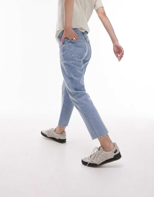 Topshop Petite - cropped mid rise straight jeans with raw hems in bleach