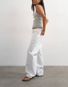 Model wearing Petite Ember low rise straight jean in white