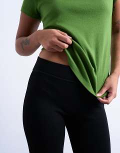 Model wearing Petite full length heavy weight legging in black