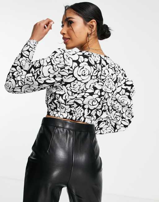 Topshop Petite – Gerafftes Oberteil in Schwarz-Weiß mit grafischem Blumenmuster, 2 von 4
