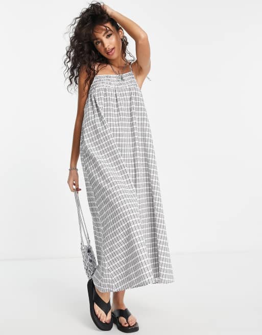 Topshop Petite – Gesmoktes, kariertes Maxi-Strandkleid in Schwarzweiß, 4 von 4