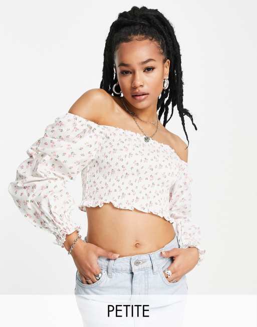 Topshop Petite – Gesmoktes, kurzes Oberteil in Weiß geblümt mit Bardot-Ausschnitt