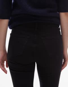 Model wearing Petite Jamie high rise skinny jean in black