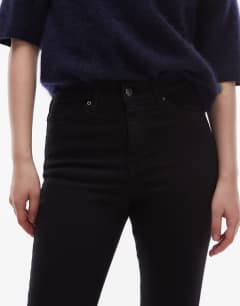 Model wearing Petite Jamie high rise skinny jean in black