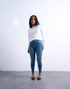 Model wearing Jamie high rise skinny jean in mid blue