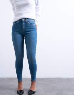 Model wearing Jamie high rise skinny jean in mid blue