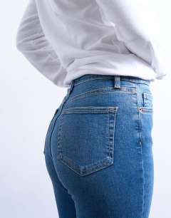 Model wearing Jamie high rise skinny jean in mid blue