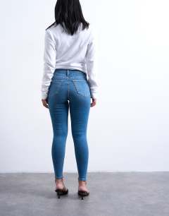 Model wearing Jamie high rise skinny jean in mid blue